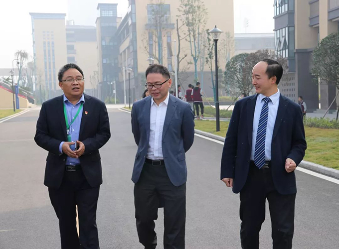 民盟自貢市委領(lǐng)導參觀自貢衡中